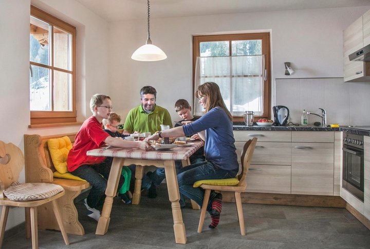 beim Frühstück in der Ferienwohnung "Alpenglühn"