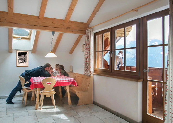 Die Mansardenwohnung verfügt über eine helle geräumige Wohnküche mit großem Balkon.