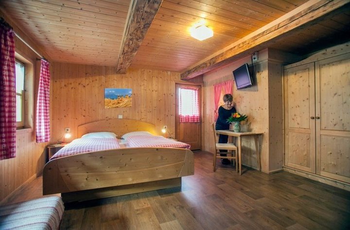 Dieses rustikale Schlafzimmer ist mit Holz verkleidet.