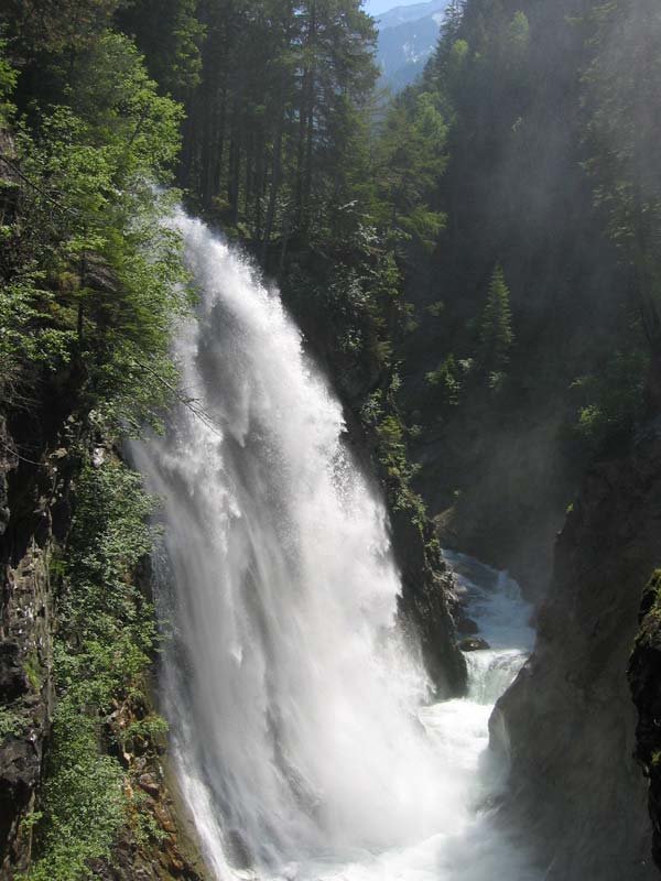 ... einem tosenden Wasserfall zuschauen, ...