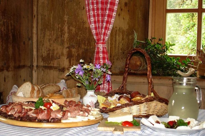 Hausgemachte Köstlichkeiten und regionale Spezialitäten servieren wir zum Frühstück auf Wunsch in der urigen Bauernstube.