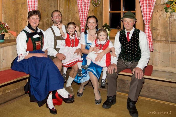 Familie Unterkircher im Festgewand