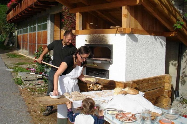 Mehrmals im Jahr wird herzhaftes Bauernbrot gebacken.