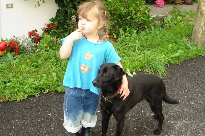 la piccola con il nostro cane Fanny