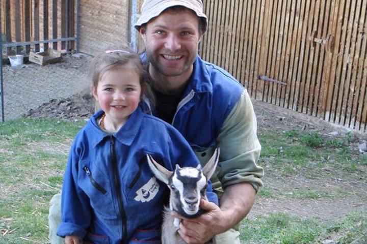 In primavera i bambini si divertono con le caprette.