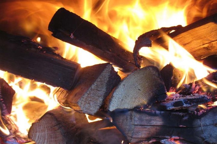 Il fuoco per riscaldare il forno del pane.